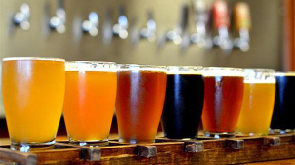 啤酒的顏色主要由什么決定的