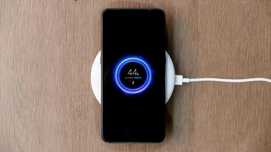 充電時(shí)能玩手機(jī)嗎-充電時(shí)手機(jī)發(fā)燙是怎么回事