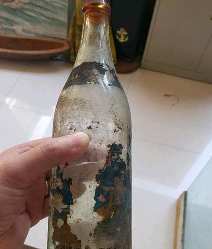 木塞伏牛白酒是中国白酒中的一种,产地在四川省绵阳市,因为采用的木塞