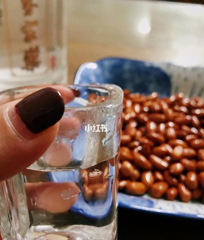 第一段:白酒和花生米的完美搭配