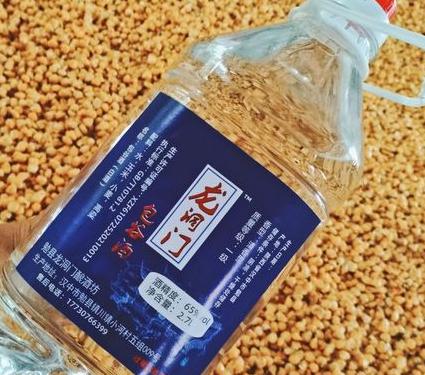 汉中白酒是陕西省汉中市的一种传统白酒,其历史可以追溯到明代.