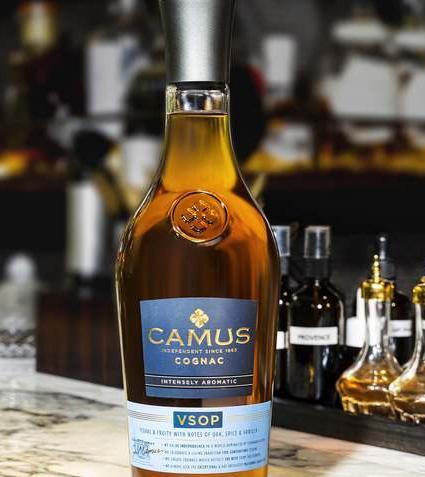 它是由camus酒庄使用优质接骨木桶存放的精选葡萄酒混合而成.