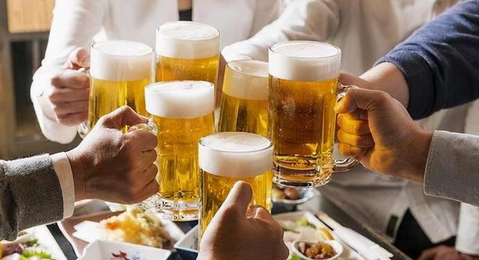 聚会喝啤酒还是喝白酒?做出明智选择享受更美好时光