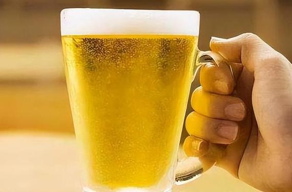 胃不好应该喝白酒还是啤酒:科学分析帮你做出明智选择