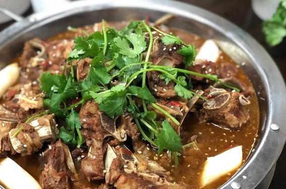 老上海美食:吃羊蝎子喝白酒还是啤酒?