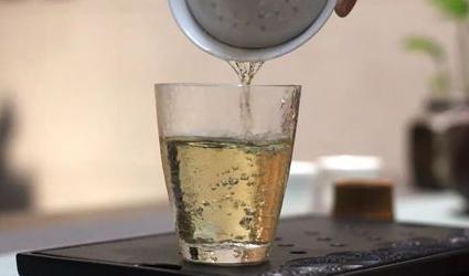 茶叶用开水冲泡时为什么沉在杯底